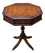 Englischer Drum Table "Lancaster" mit Leder, achteckig, in Mahagoni, Eibe u. mehr erhältlich