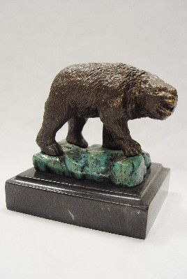 Bär auf Marmorsockel