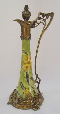 Porzellan Karaffe mit Bronze Verzierungen