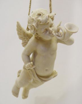 Figur "Hängender Engel mit Horn"
