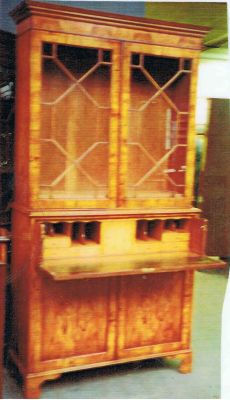 Two Door Bookcase mit Secretary Chest 