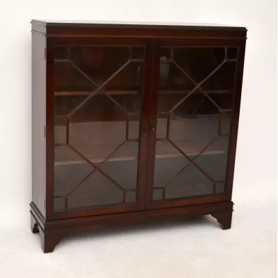 Typisch georgianisches Bookcase "Diamond Front"