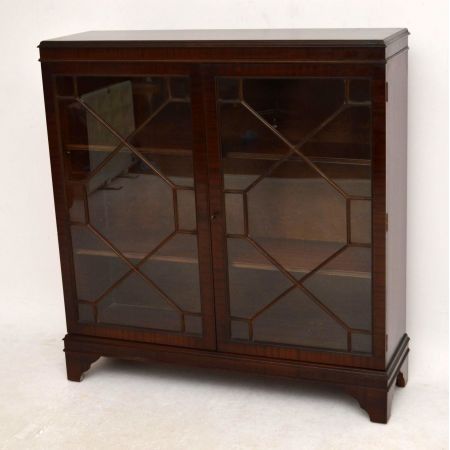 Typisch georgianisches Bookcase "Diamond Front"