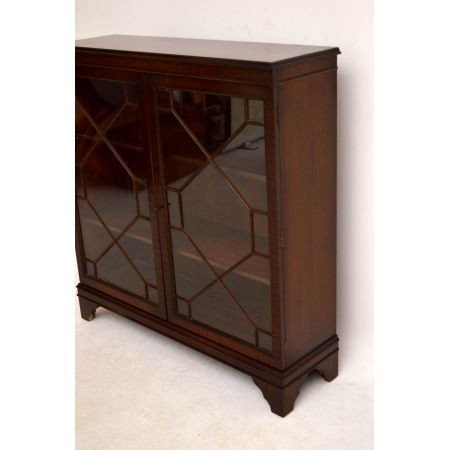 Typisch georgianisches Bookcase "Diamond Front"