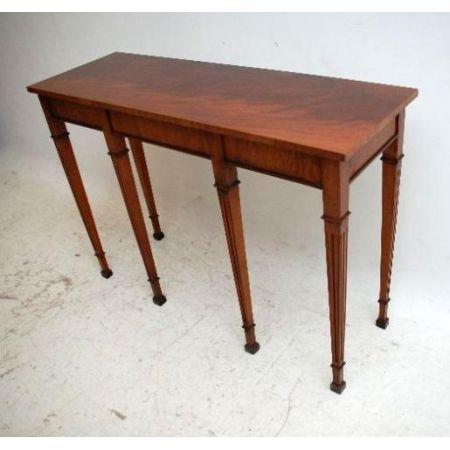 "Nachbau: Antiker georgianischer Beistelltisch in Mahagoni" 