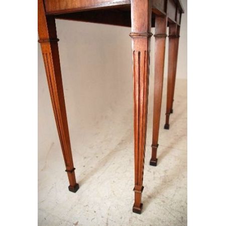 "Nachbau: Antiker georgianischer Beistelltisch in Mahagoni" 