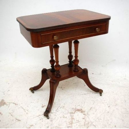 Ein Paar Mahagoni Beistelltische