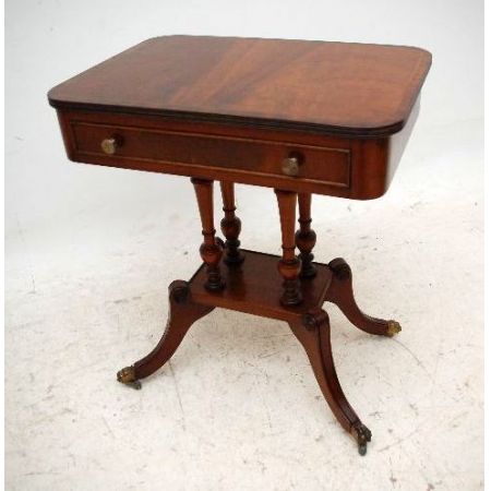 Ein Paar Mahagoni Beistelltische