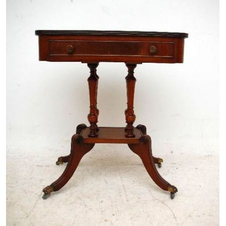 Ein Paar Mahagoni Beistelltische