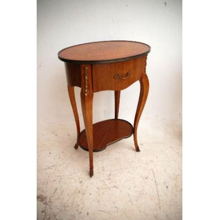 Ein Paar französische Beistelltische