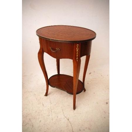 Ein Paar französische Beistelltische