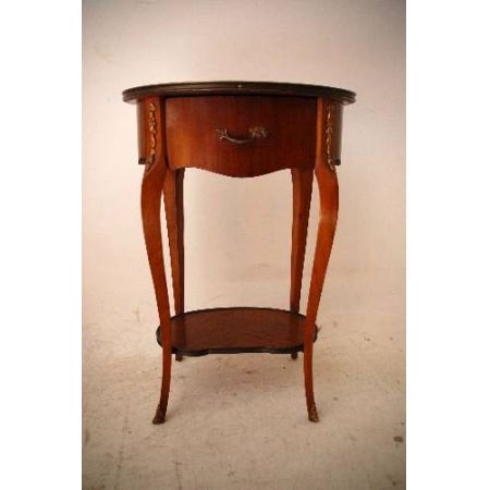 Ein Paar französische Beistelltische