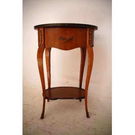 Ein Paar französische Beistelltische