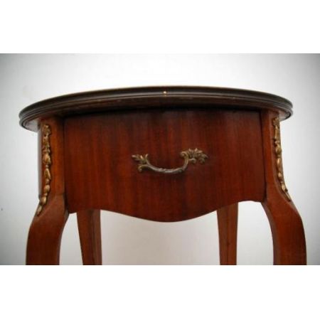 Ein Paar französische Beistelltische