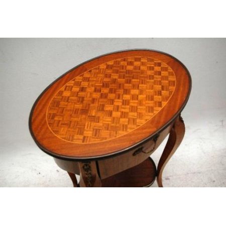 Ein Paar französische Beistelltische