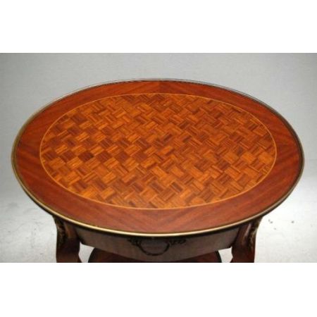 Ein Paar französische Beistelltische