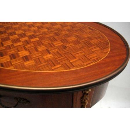 Ein Paar französische Beistelltische