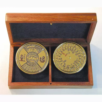 Maritim by Morris Dauerkalender & Weltzeitanzeiger je Ø5,5cm in der Holzbox