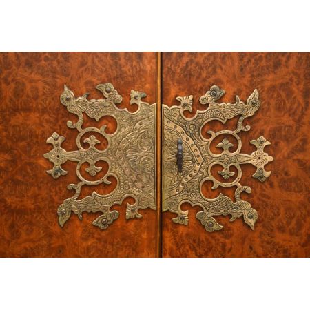 Queen Ann Cabinet Schrank