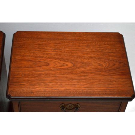 Kommode Nachtschränkchen antike aus Eibenholz