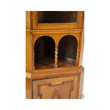 Corner cupboard im Jacobean Style