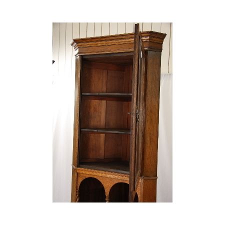 Corner cupboard im Jacobean Style