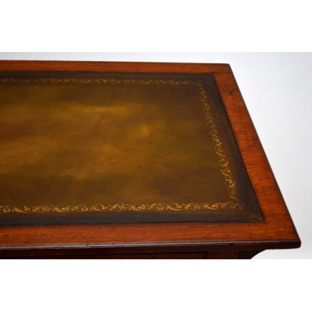 Kleiner antiker Schreibtisch sehr alt