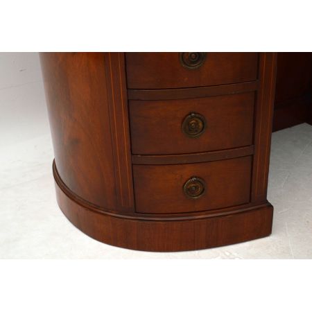 Antiker ovaler Schreibtisch desk