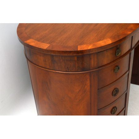 Antiker ovaler Schreibtisch desk