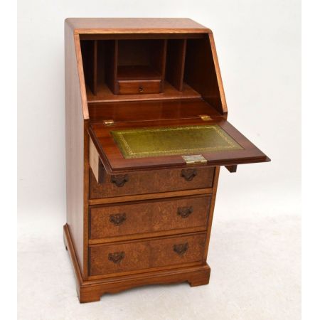 Schlanker Burr Walnut Sekretär Bureau