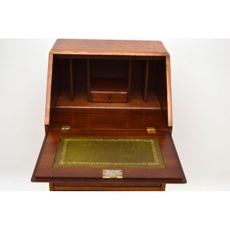 Schlanker Burr Walnut Sekretär Bureau