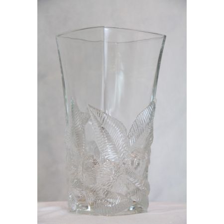 Eckige Glasvase mit Blätterstil