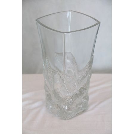 Eckige Glasvase mit Blätterstil