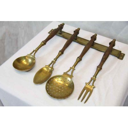 Set aus Küchenbesteck mit Aufhängung