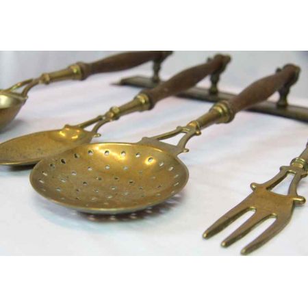 Set aus Küchenbesteck mit Aufhängung
