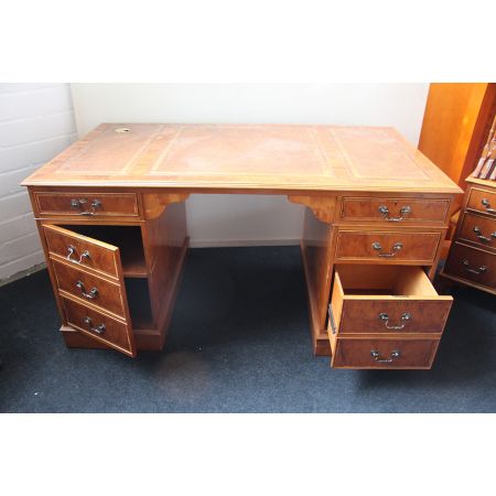 Schreibtisch Eibe handpoliert vorbereit für Ihrer computer