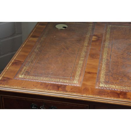 Schreibtisch Eibe handpoliert vorbereit für Ihrer computer