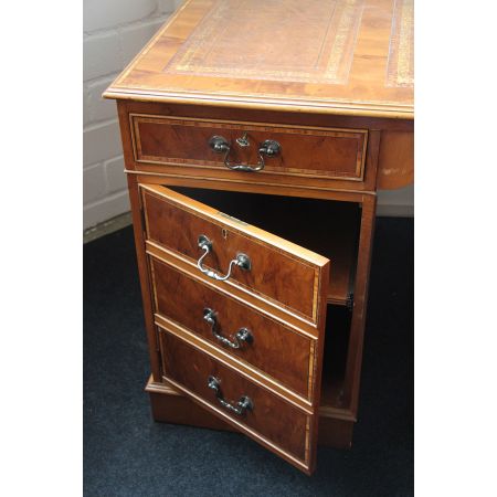 Schreibtisch Eibe handpoliert vorbereit für Ihrer computer