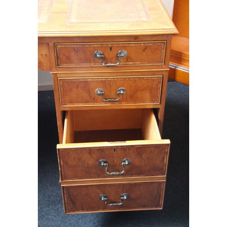 Schreibtisch Eibe handpoliert vorbereit für Ihrer computer