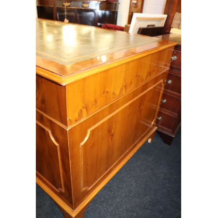 Schreibtisch  Eibe England Grüne Prägelederplatte