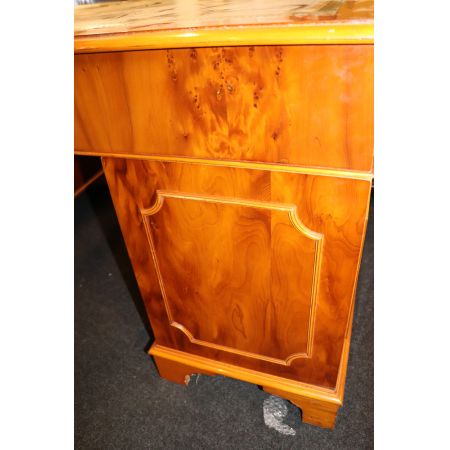 Schreibtisch  Eibe England Grüne Prägelederplatte