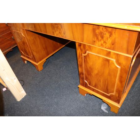 Schreibtisch  Eibe England Grüne Prägelederplatte