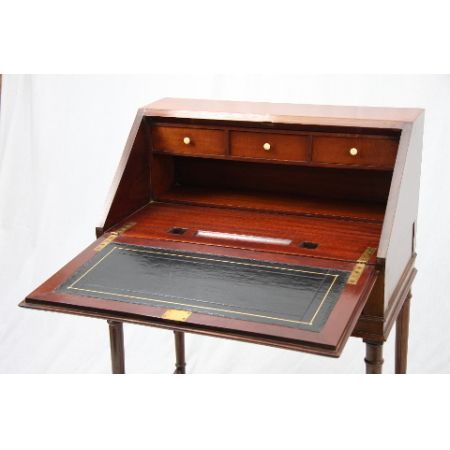 Sekretär - Bureau on Stand