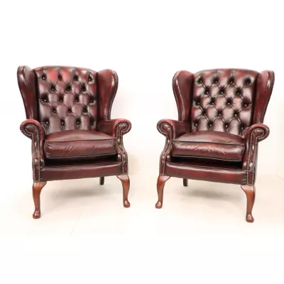 2 Chesterfield Ohrensessel im Queen Anne Stil, rot