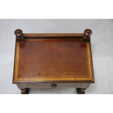 Kleiner Aufsatzschrank mit Schublade