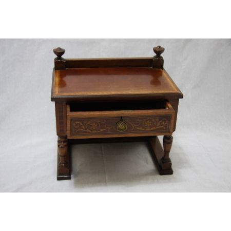 Kleiner Aufsatzschrank mit Schublade