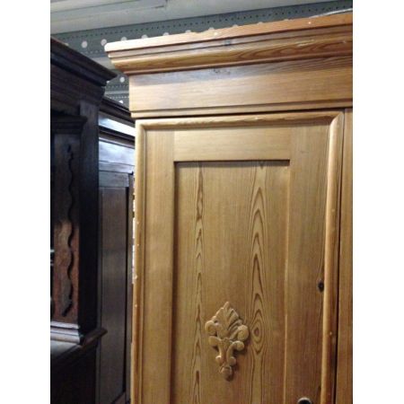 Massiver großer Kleiderschrank