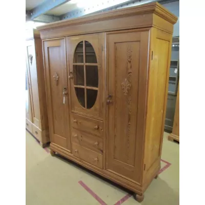 Massiver großer Kleiderschrank