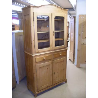 Schöner massiver Küchenschrank