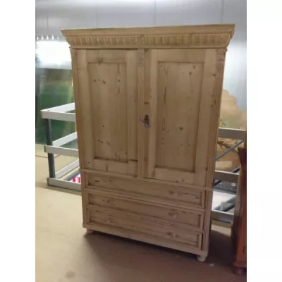 Massiver Kleiderschrank